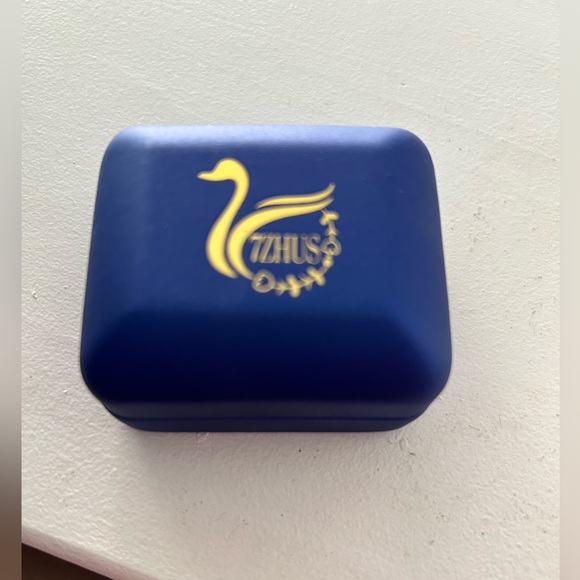 1ct each Moissanite stud earrings. New in box! - Picture 3 of 3